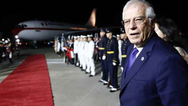 Josep Borrell, esperando a los Reyes de España en el aeropuerto de Buenos Aires, donde se encuentra de visita / EFE