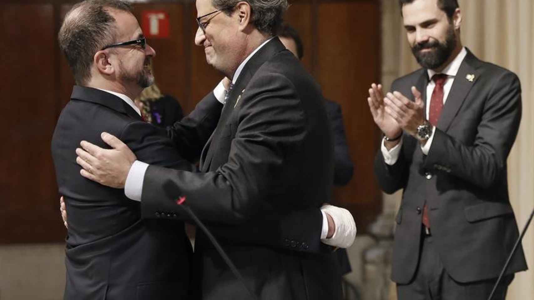 El presidente catalán, Quim Torra (c), saluda al nuevo 'conseller' de Acción Exterior, Alfred Bosch, ante la mirada del presidente del Parlament, Roger Torrent / EFE