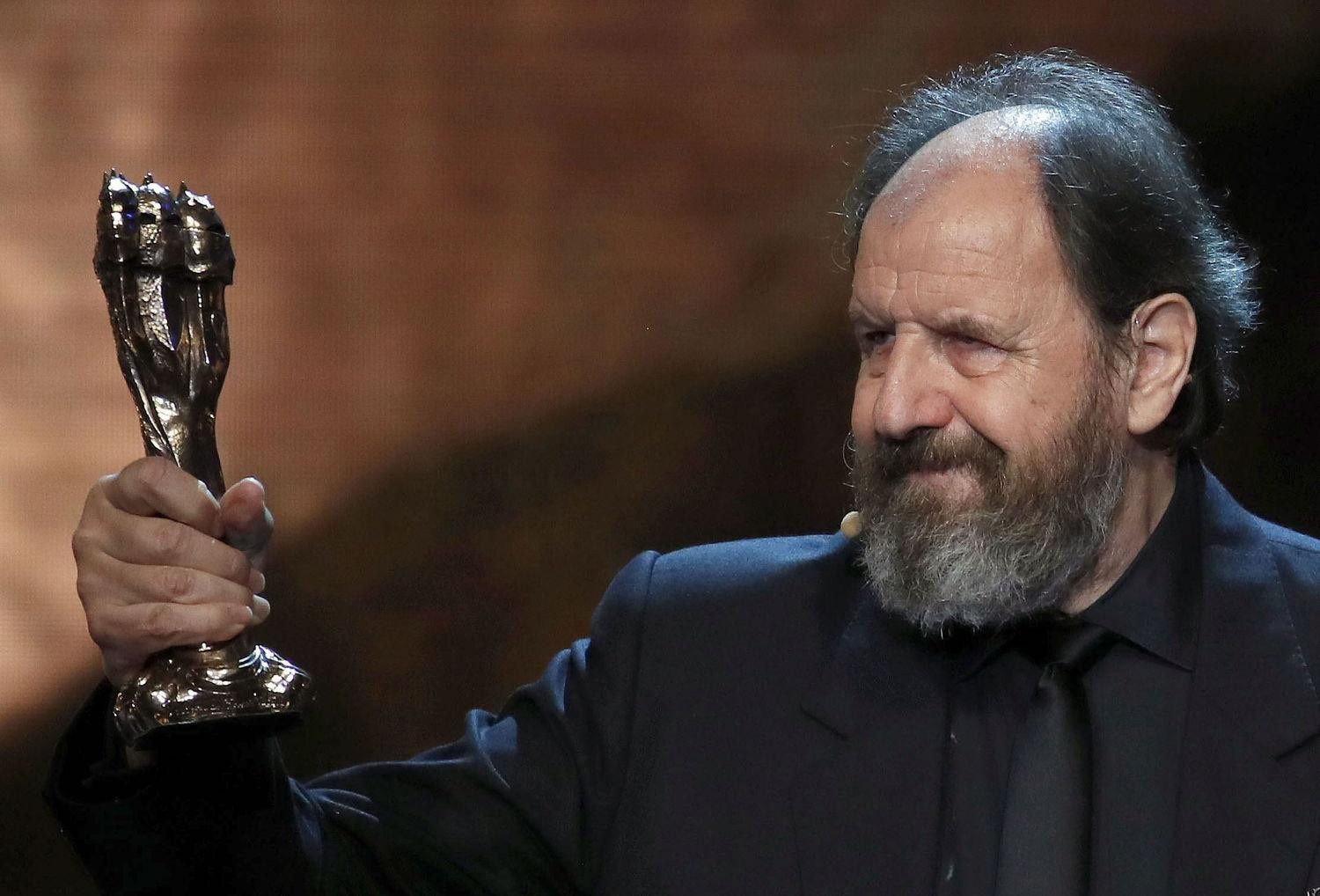 El actor Josep Maria Pou recibiendo el Gaudí de Honor / EFE