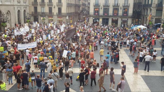 Una imagen de la manifestación de los vecinos de Barcelona contra el incivismo y la falta de seguridad / Twitter