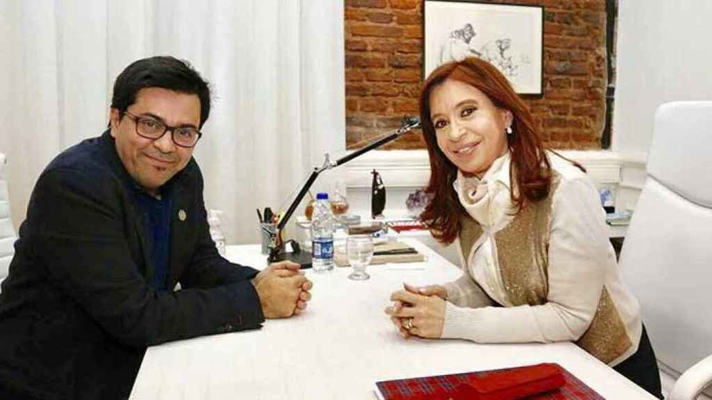 El primer teniente de alcalde de Barcelona, Gerardo Pisarello con la expresidenta argentina Cristina Fernández de Kirchner / TWITTER