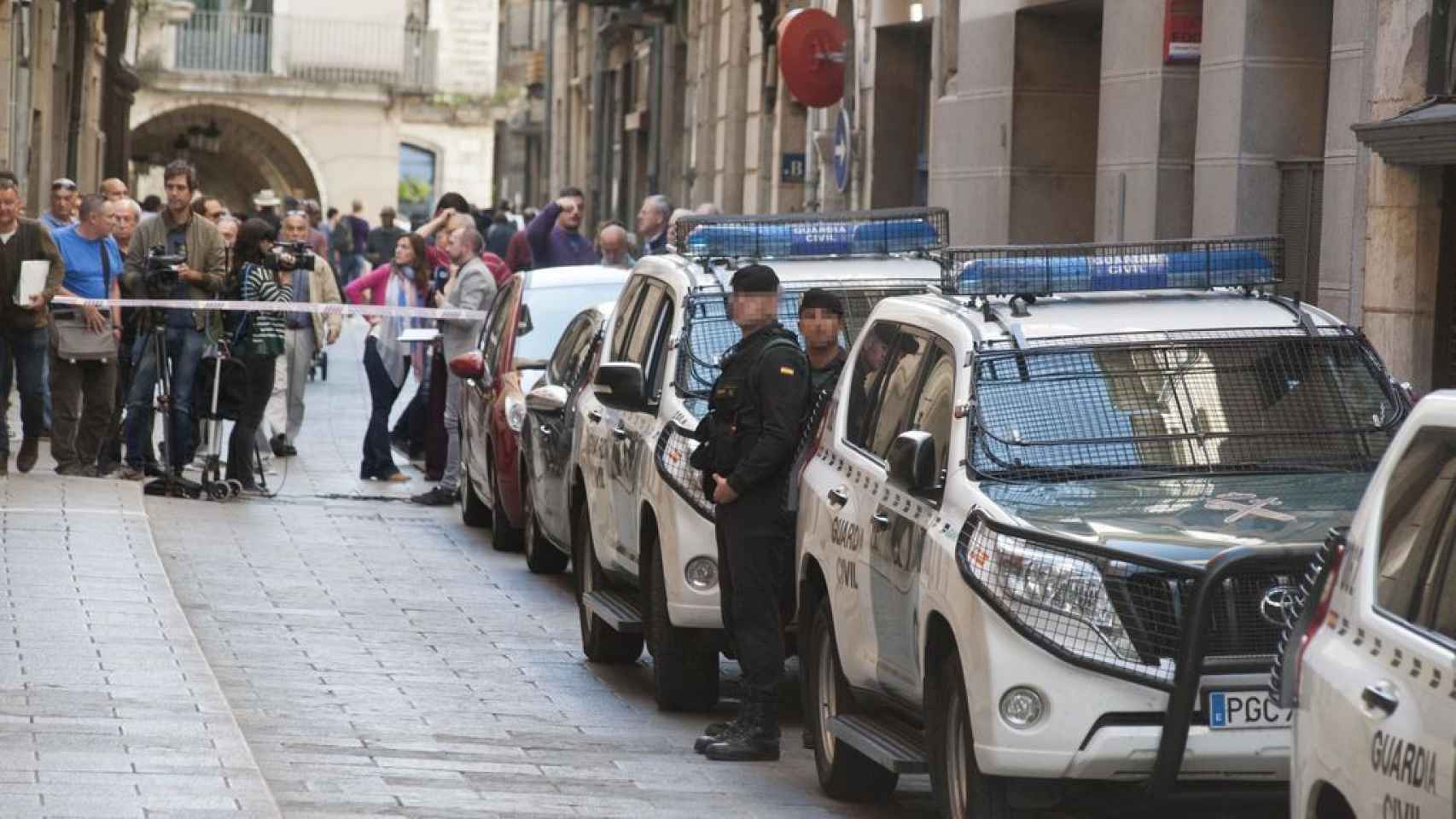 La Guardia Civil durante un registro para evitar el referéndum ilegal de independencia del 1-O. Los guardias civiles denuncian su situación en Cataluña / EFE