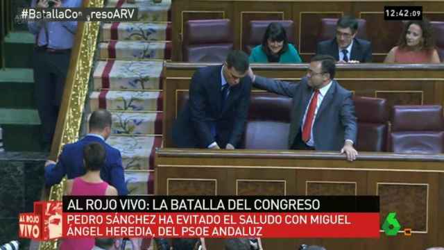 Imagen de archivo reveladora: Miguel Ángel Heredia trata de saludar, afectuosamente, a Pedro Sánchez mientras éste le ignora / LASEXTA