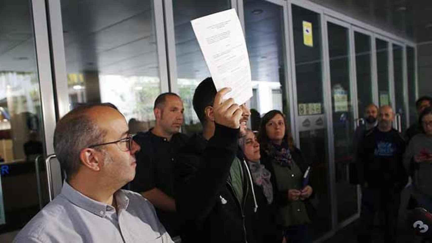 Los concejales de Badalona exhiben la orden judicial que les prohibía abrir el Ayuntamiento el 12-O / EFE