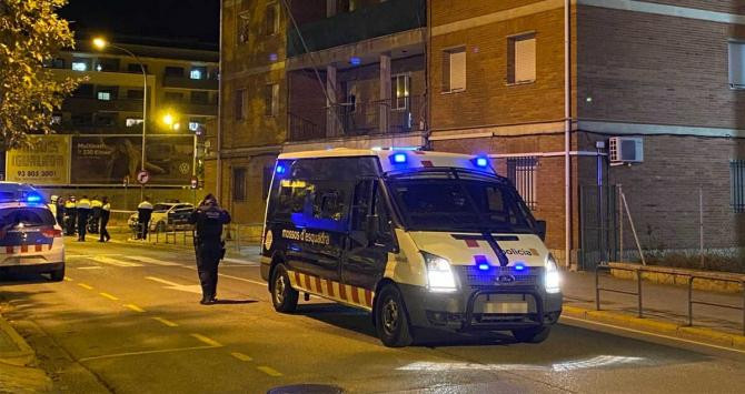 Mossos d'Esquadra protegiendo la casa cuartel de la Guardia Civil en Igualada / CG