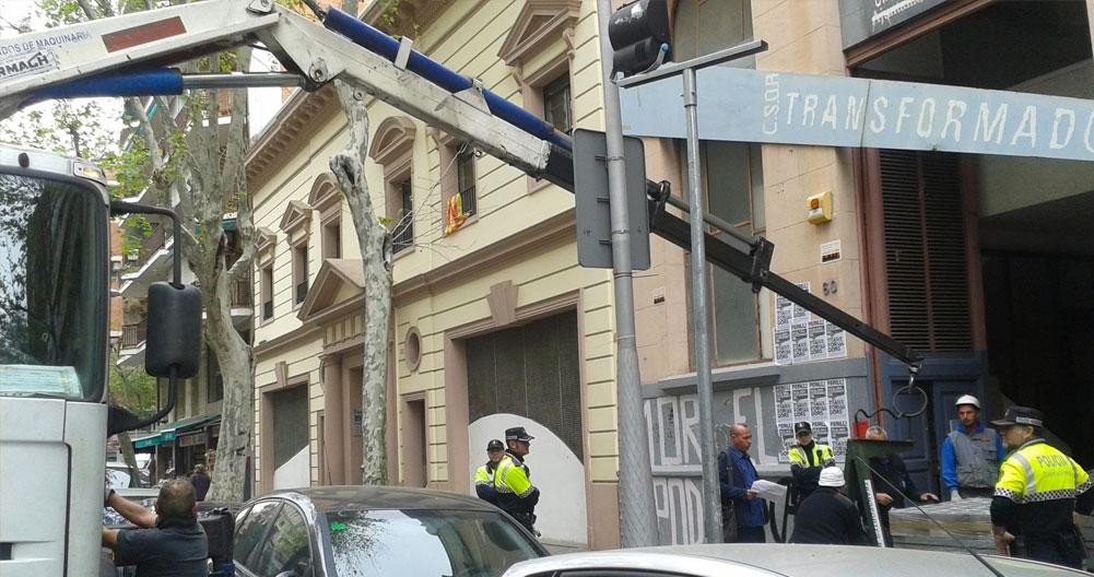 El edificio Transformadors, del Ayuntamiento de Barcelona, siendo desalojado / TWITTER