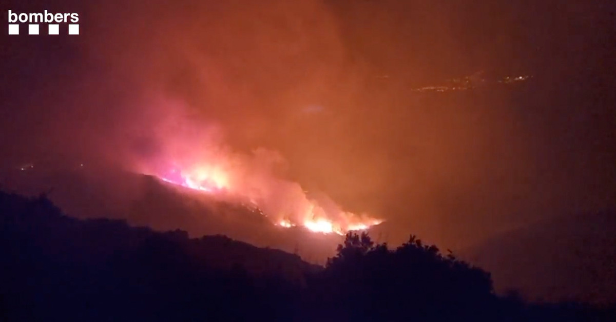 El incendio entre Portbou y Francia el pasado domingo por la noche / BOMBERS