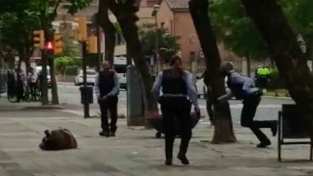 Momento en el que los Mossos dispararon al atracador para reducirlo