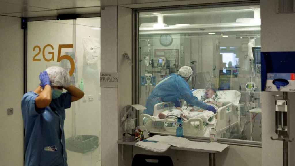 Uno de los hospitalizados por Covid en Cataluña / ENRIC FONTCUBERTA (EFE)