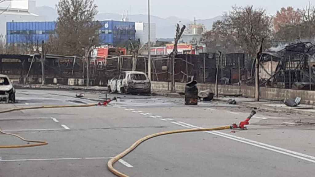 La planta Derpin, de la empresa Ditecsa, en Montornès del Vallès (Barcelona), tras el incendio / BOMBERS