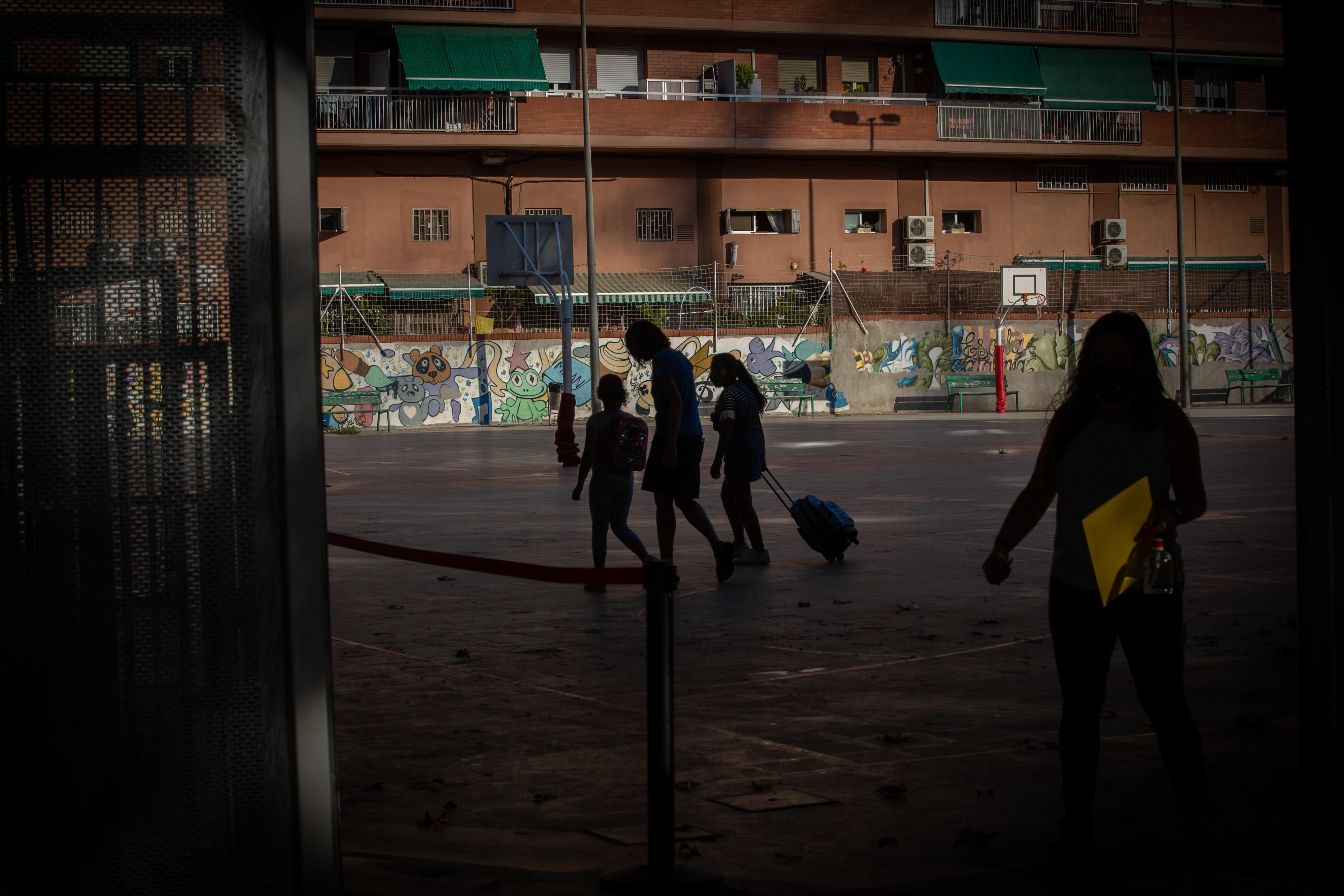 Las cifras de alumnos y profesores aislados por el coronavirus descienden en las últimas horas / EP