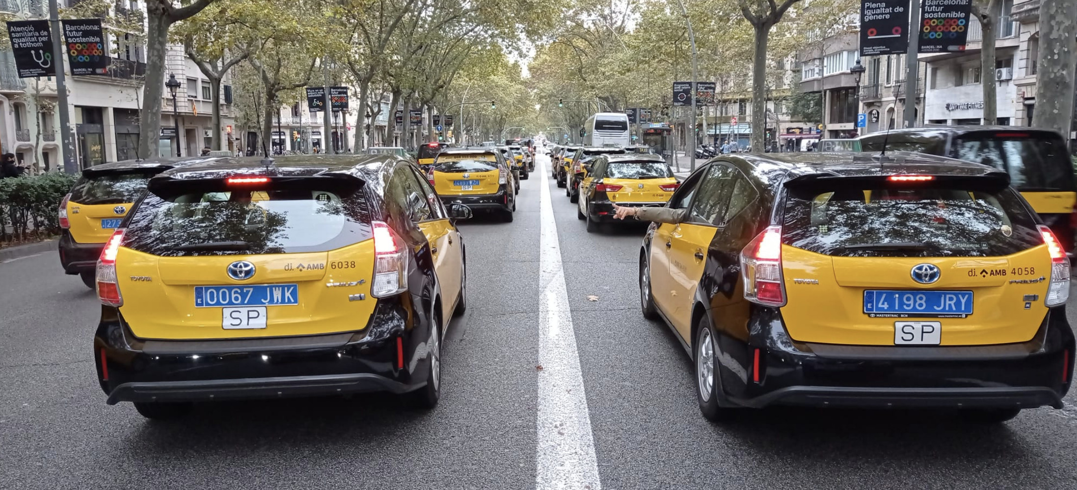 Una marcha lenta de taxis colapsa el centro de Barcelona / ÉLITE TAXI