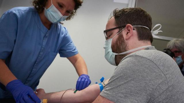 Una sanitaria realiza una prueba de coronavirus en Cataluña / EFE