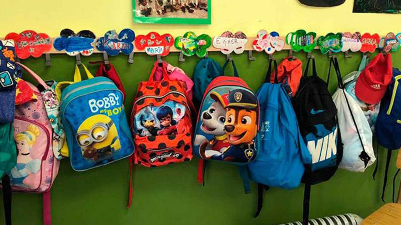 Mochilas de niños en un centro infantil / CG