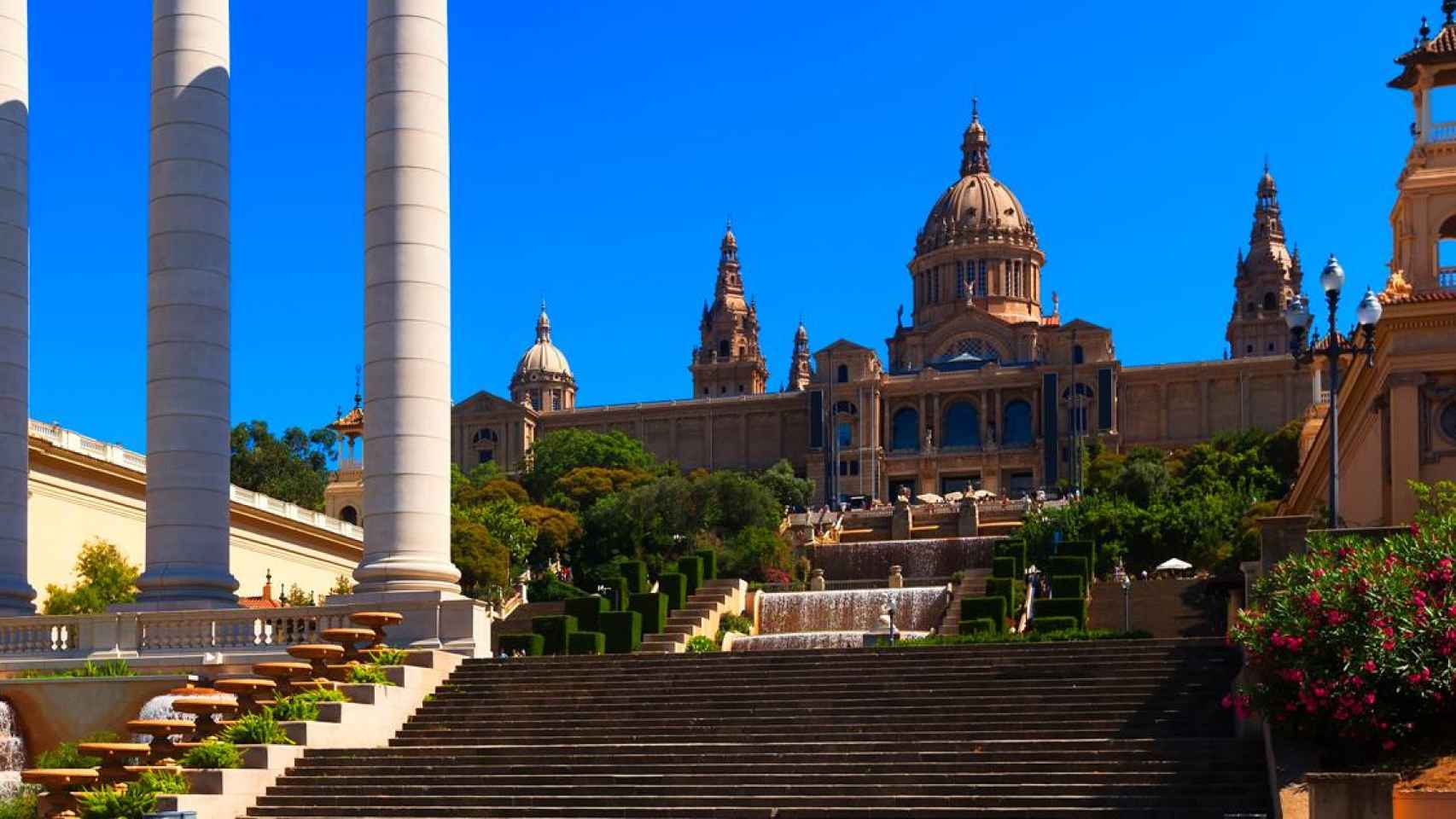 El Palacio Nacional en la montaña de Montjuic, Barcelona / FREEPIK