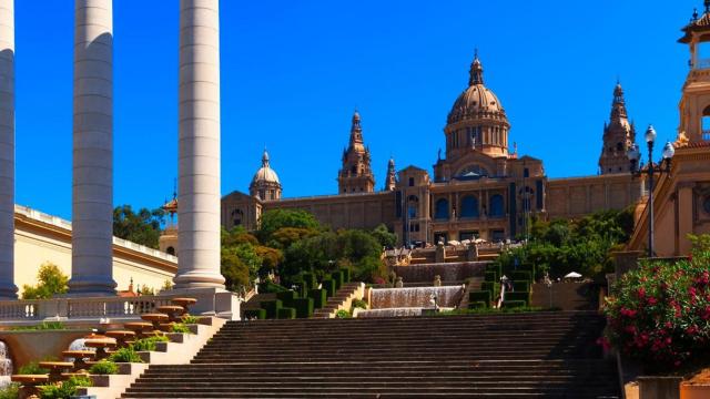 El Palacio Nacional en la montaña de Montjuic, Barcelona / FREEPIK