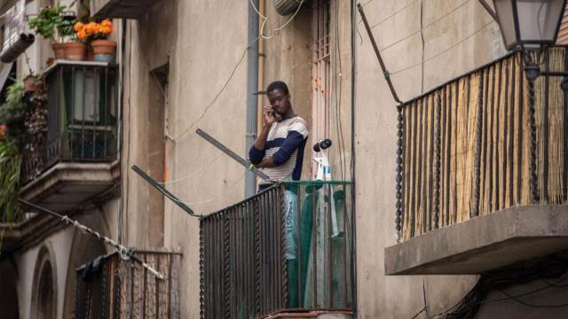 Un hombre en su balcón durante el estado de alarma por la pandemia / DAVID ZORRAKINO (EUROPAPRESS)