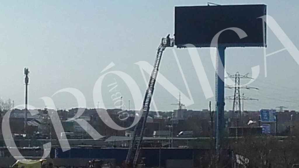 Efectivos de bomberos durante el rescate al trabajador atrapado en el panel luminoso / CG