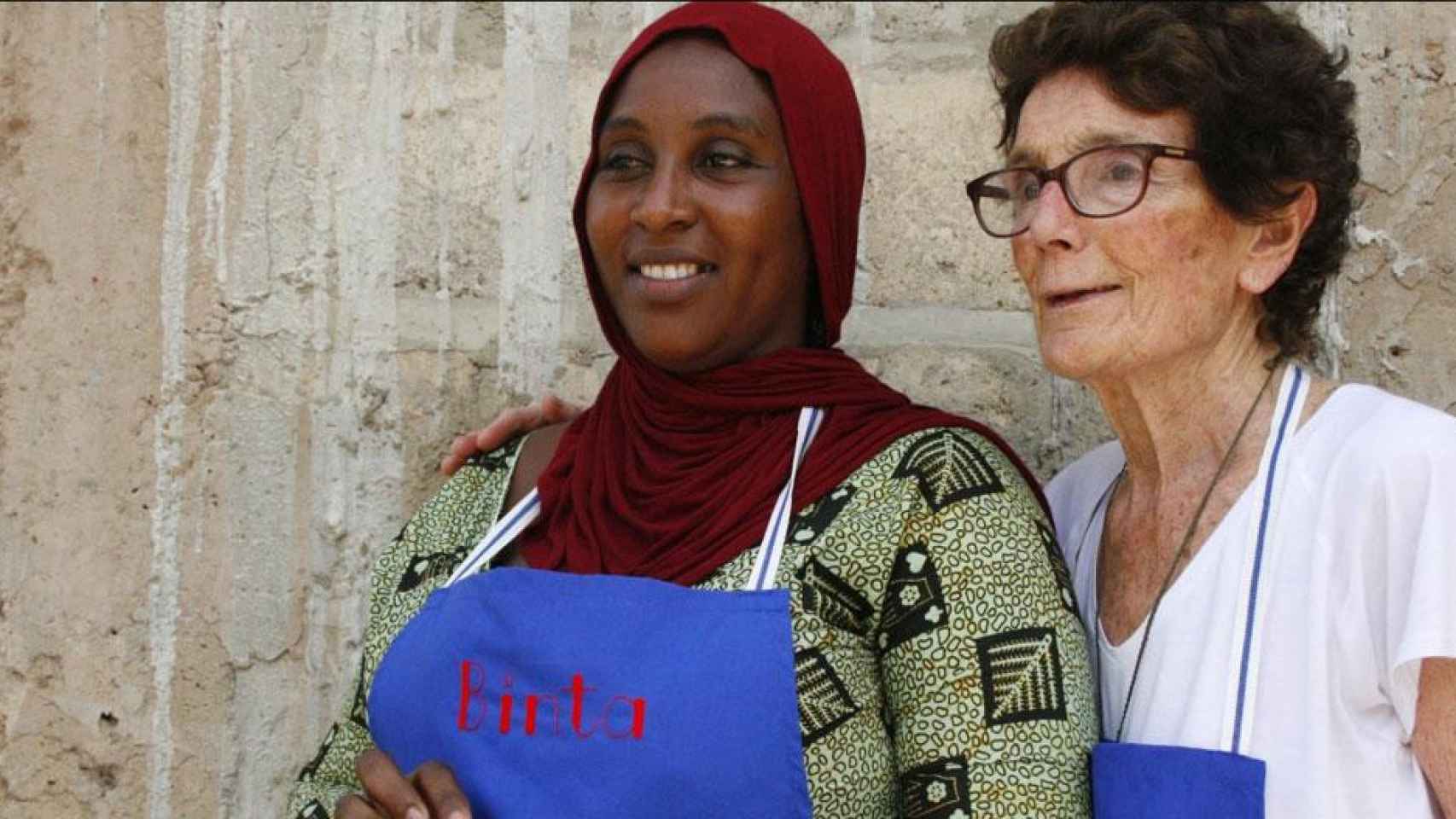 Georgina Regàs (d) junto a una mujer de Ziguinchor / DIANDÉ ÁFRICA