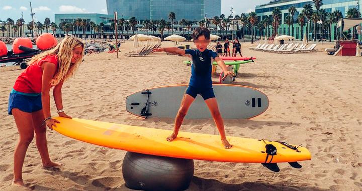 Imagen de un niño en una actividad en la playa de Barceloneta durante un casal de verano en Barcelona / CG