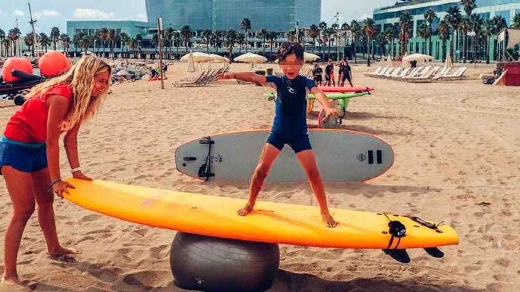 Imagen de un niño en una actividad en la playa de Barceloneta durante un casal de verano en Barcelona / CG