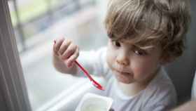 Niño comiendo Danone