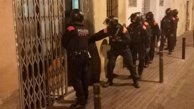 Mossos d'Esquadra intervienen dos pisos en el barrio de Poble-Sec de Barcelona / CME