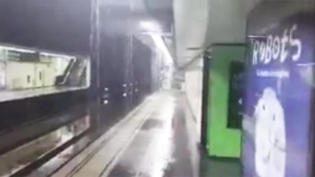 Imagen del apeadero de Paral·lel durante la tormenta en Barcelona / CG
