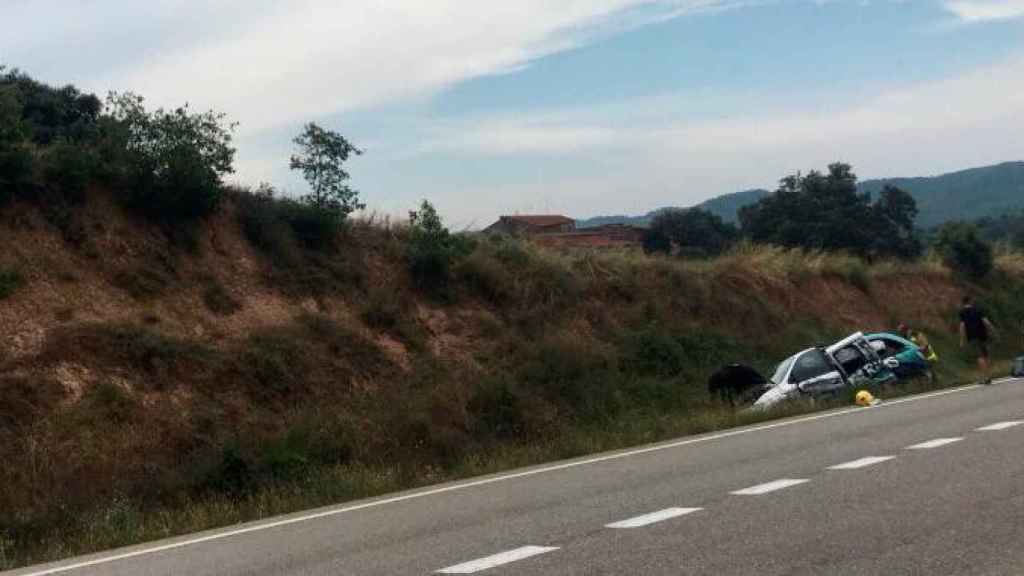 Coche accidentado en la carretera a la altura de Bassella este domingo