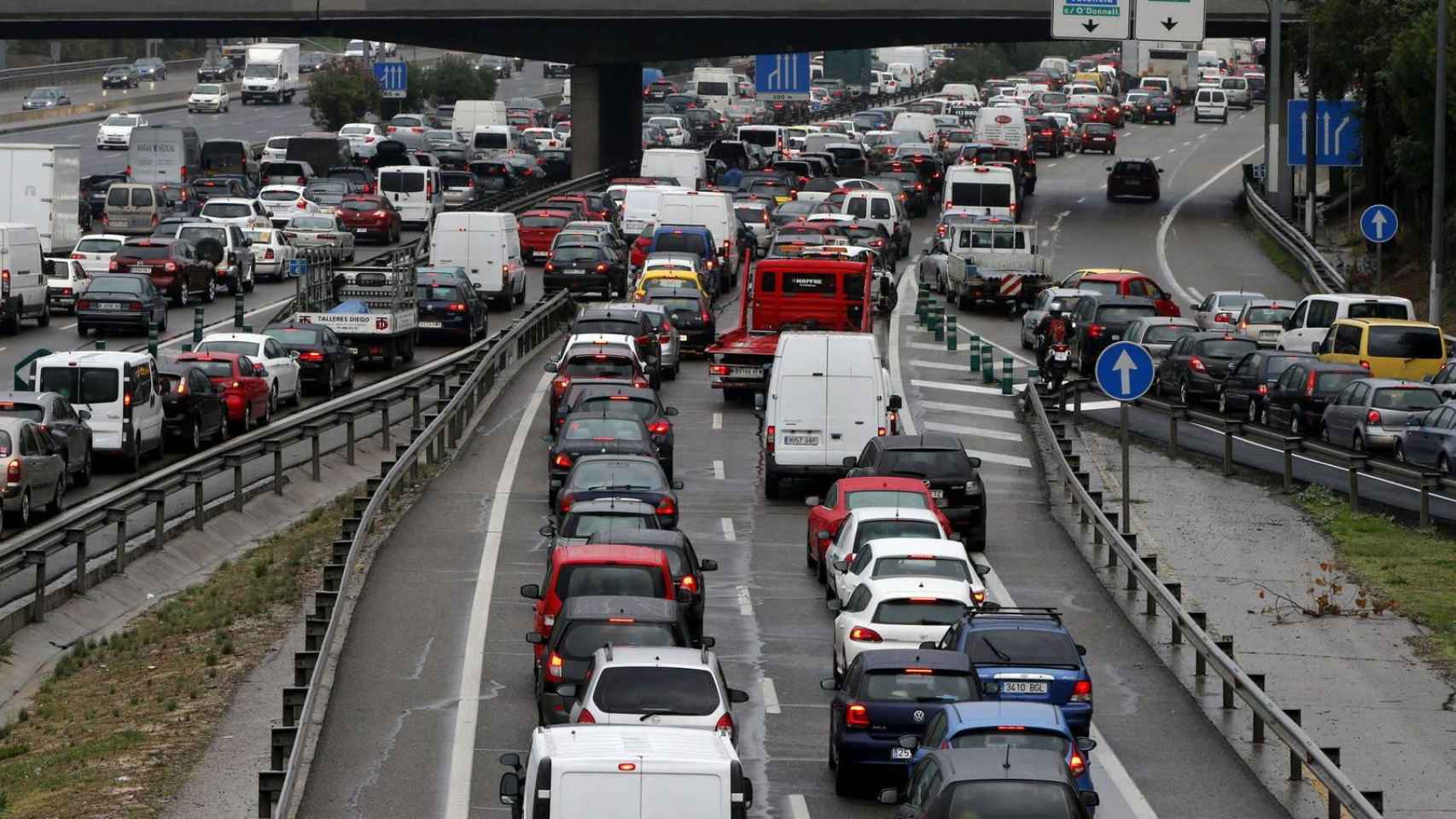 Coches en un atasco en una autopista de España / EFE