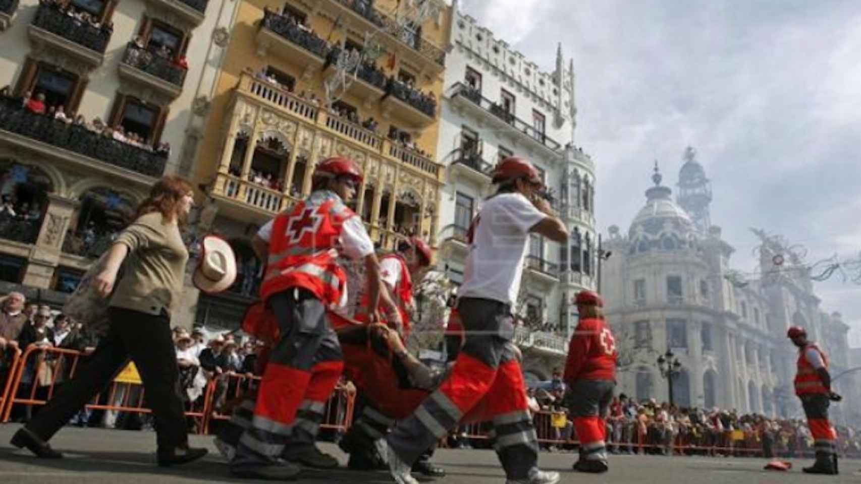 Una foto de archivo de la Cruz Roja atendiendo a heridos durante las Fallas de Valencia