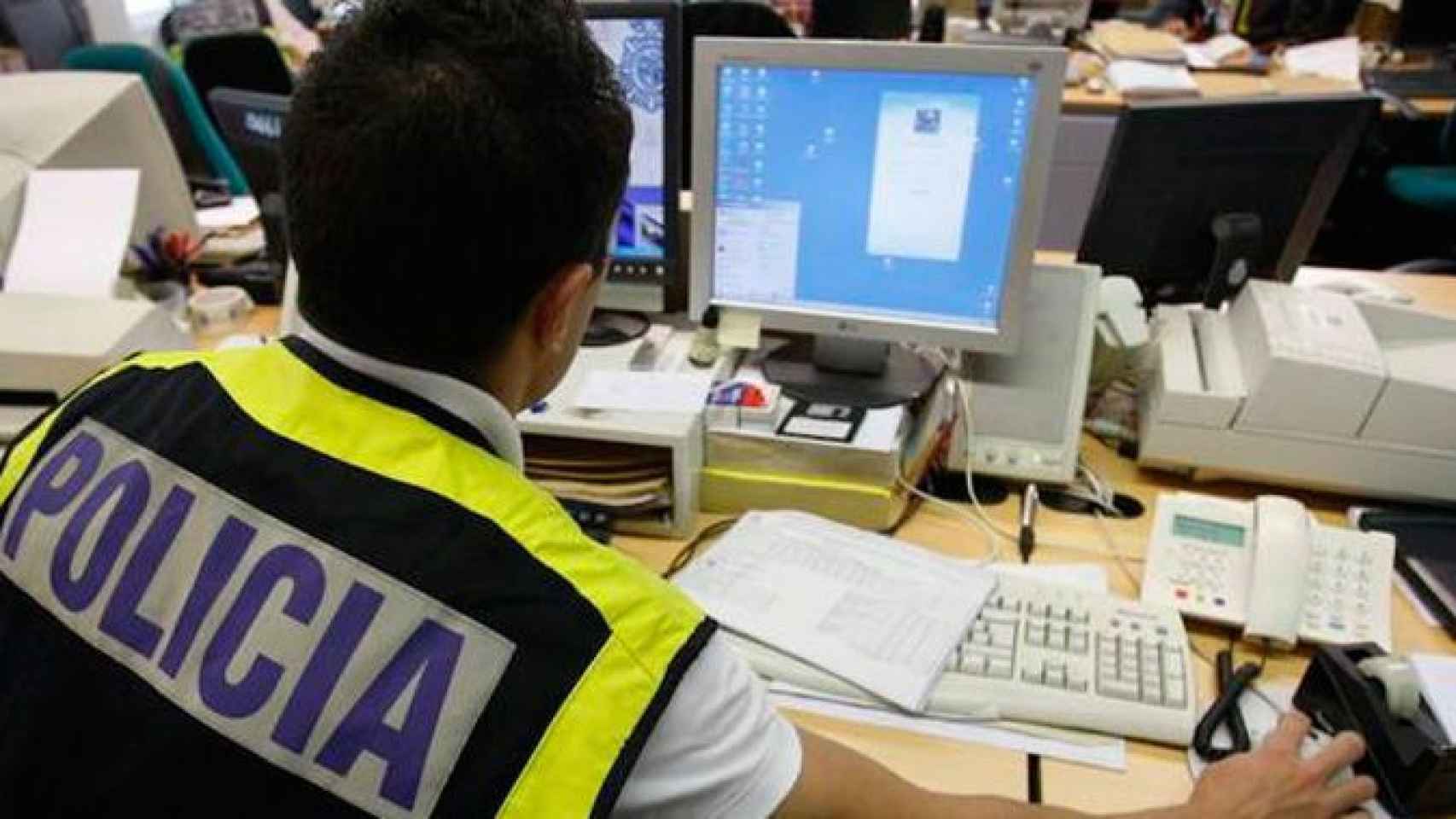 Un agente de la Policía Nacional investiga contenidos pedófilos / CD