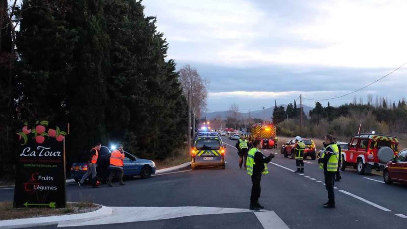 Efectivos de los servicios de emergencias establecen un perímetro de seguridad en los alrededores del lugar donde se ha producido el accidente / EFE