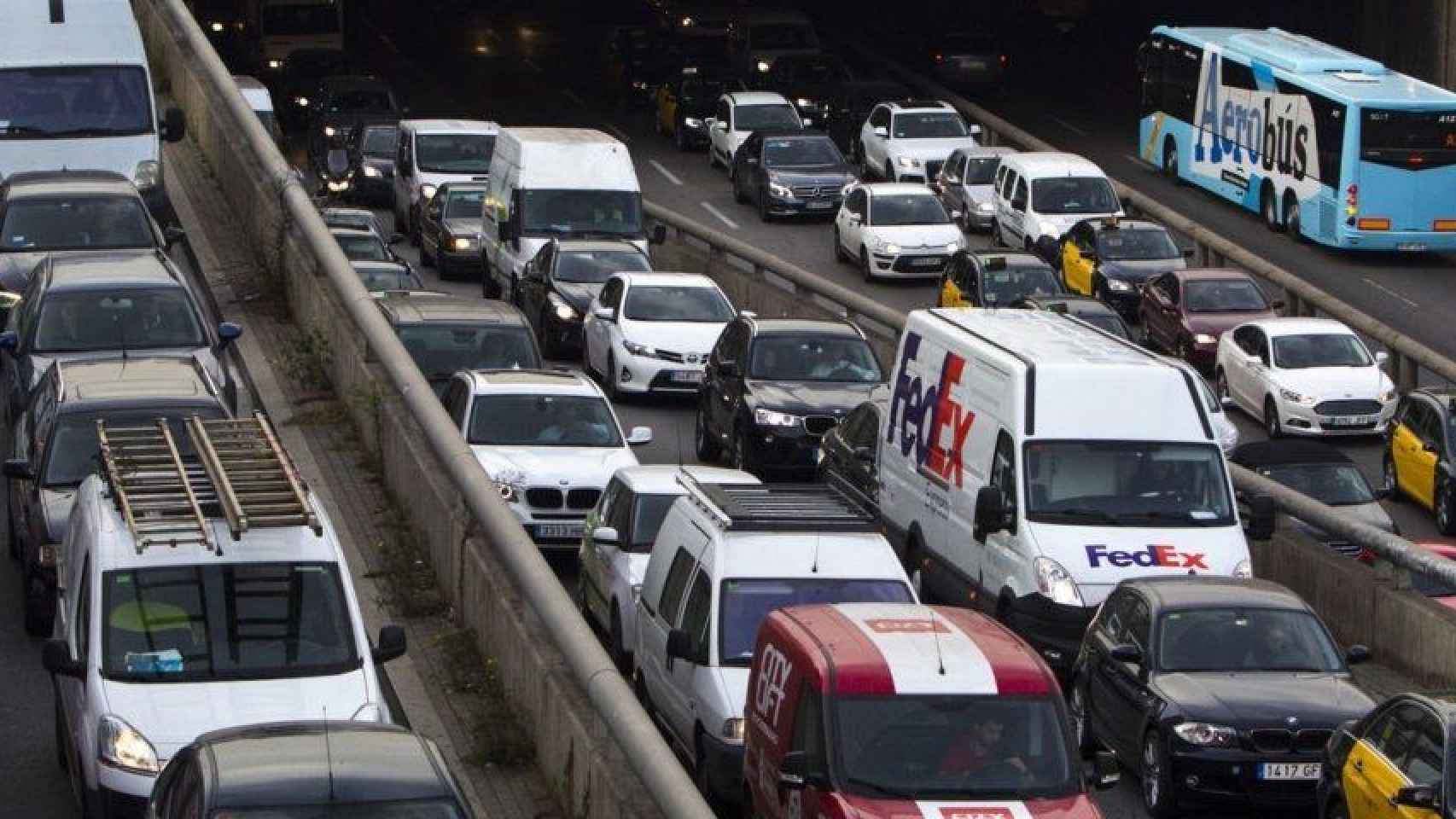 Una de las entradas de Barcelona abarrotada de coches