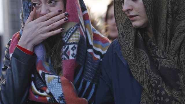 Familiares de las víctimas del atentado de Estambul durante los funerales celebrados esta mañana / EFE