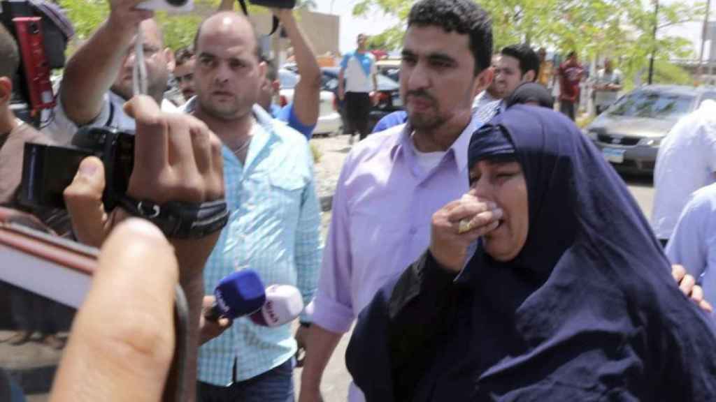 Familiares de pasajeros del vuelo MS804 de EgyptAir llegan al aeropuerto de El Cairo, Egipto / EFE