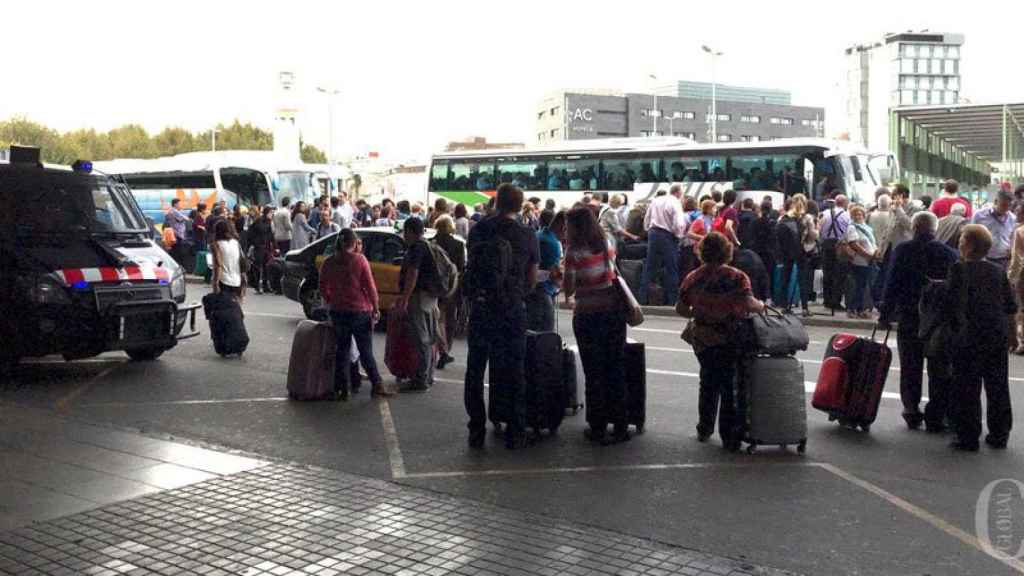 Colas en la terminal de autobuses de Sants (Barcelona) ante el colapso del Ave en Cataluña.