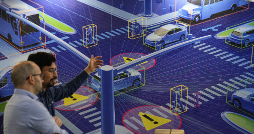 Unos visitantes recorren el recinto Fira Gran Vía de Barcelona, que acoge desde hoy y hasta el 17 de noviembre el Salón Smart City Expo, dedicado a las ciudades inteligentes, y el Tomorrow Mobility World Congress, sobre movilidad urbana sostenible / EFE /Alejandro García