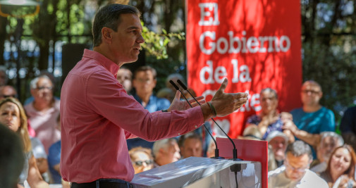 El presidente del Gobierno, Pedro Sánchez, dirigiéndose a los vecinos del barrio de Pino Montano de Sevilla en el primer acto de la campaña 'El Gobierno de la Gente' / EFE - Julio Muñoz