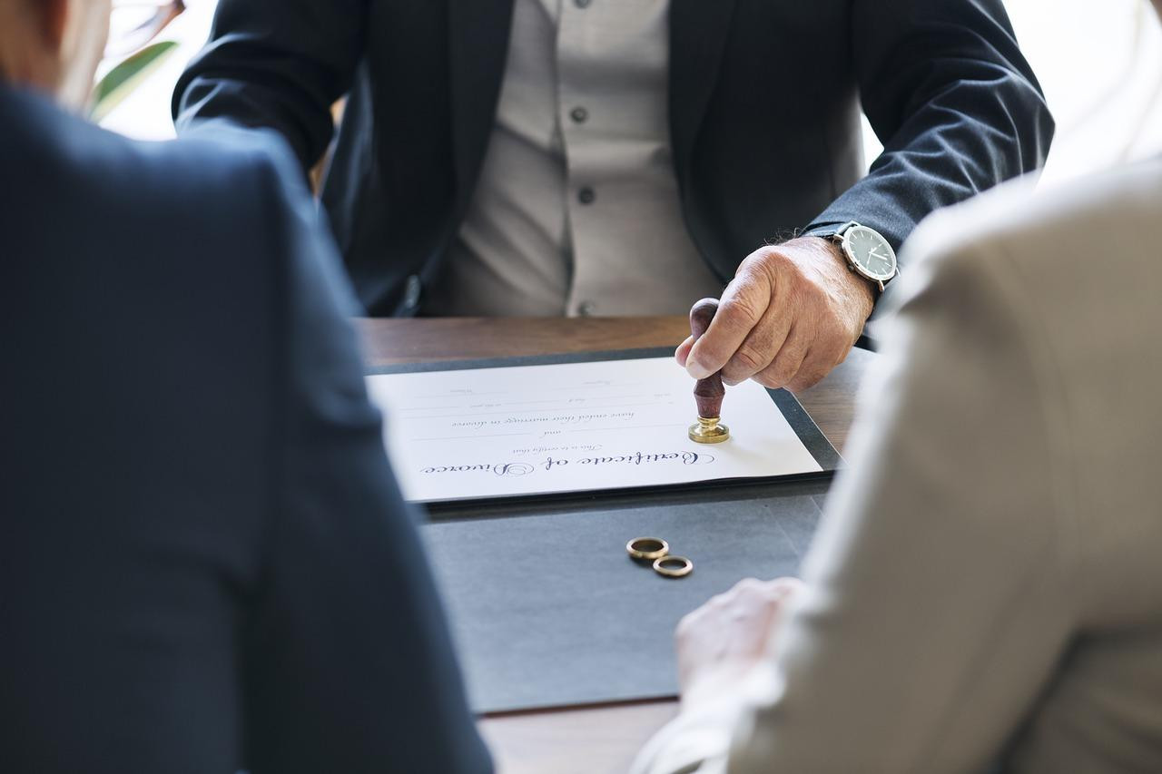 Un matrimonio firmando el divorcio en un notario / PX