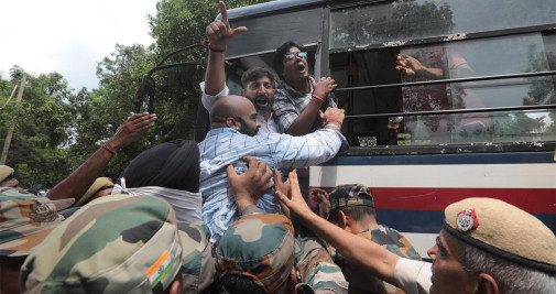 Personal de seguridad indio detiene a miembros del Partido Aam Aadmi (AAP) durante una protesta contra la muerte de personas en Gujarat por el consumo de licor ilícito, cerca del Partido Bharatiya Janata (BJP) sede en Nueva Delhi, India - EFE/RAJAT GUPTA