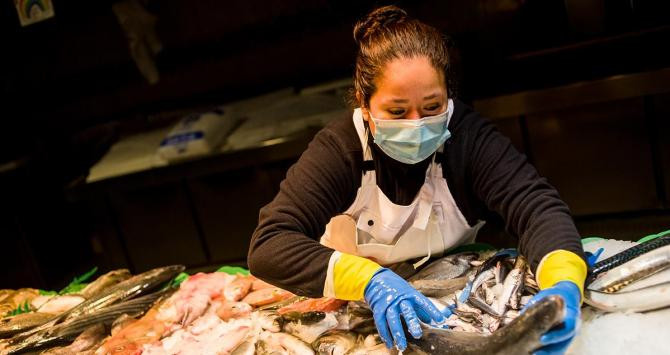 Una pescadera en el mercado de la Boqueria / EP