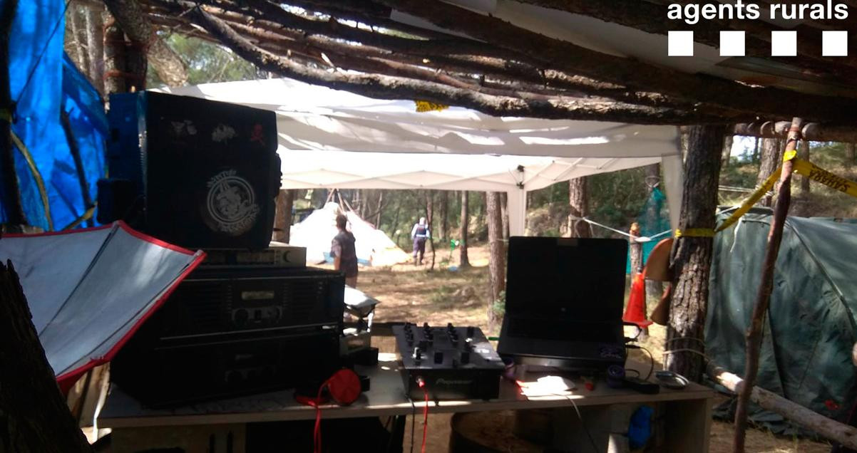 Equipo de sonido en la acampada ilegal de Gaià / AGENTS RURALS