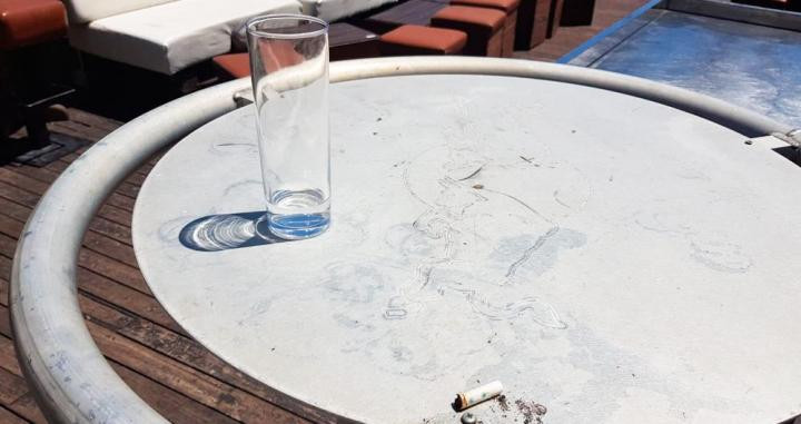 Restos de la juerga del fin de semana en un local situado junto al Zoich Bar, donde un joven fue apaleado hasta la muerte el fin de semana / CG