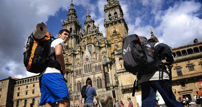 Peregrinos a su llegada a Santiago de Compostela / EFE