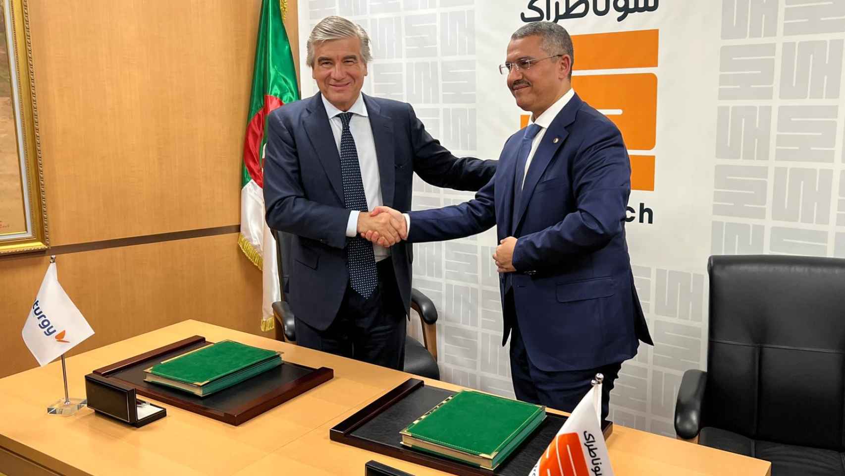 El presidente de Naturgy, Francisco Reynés (izq.), y el consejero delegado de Sonatrach,