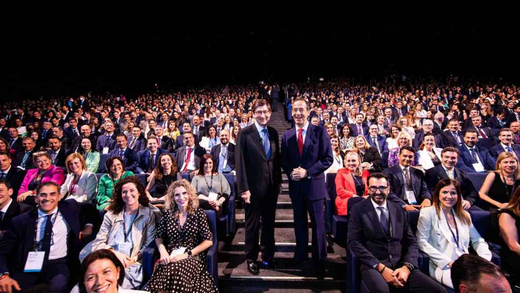 Jose Ignacio Goirigolzarri, presidente de Caixabank (izq.), y Gonzalo Gortázar, consejero delegado, en la reciente convención de directivos / EP