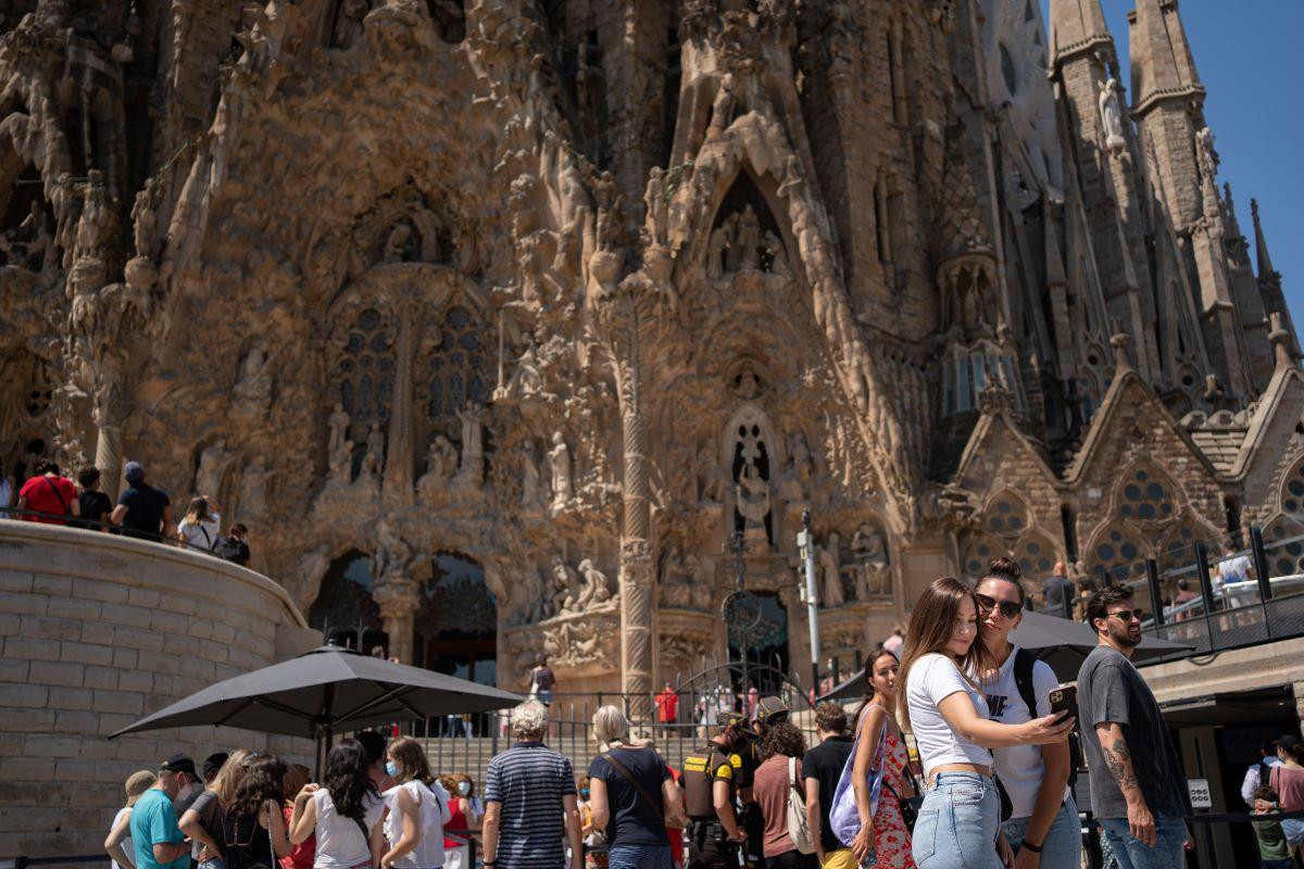 Una multitud visita la Sagrada Familia, uno de los destinos preferidos de los turistas que llegan a Barcelona con Vueling / EP