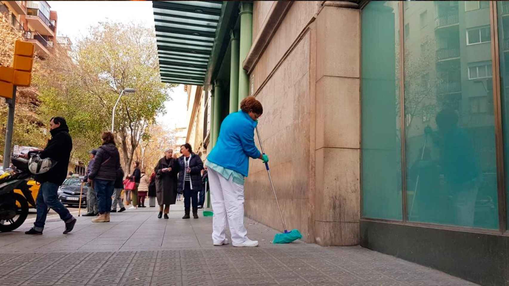 Imagen de una de las limpiadoras del Hospital Clínic Barcelona, considerado uno de los mejores de España / CG