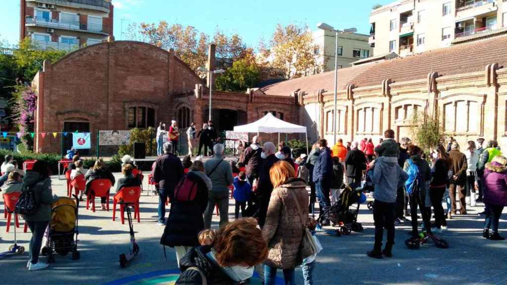 Protesta para reivindicar una plaza pública junto a la fábrica donde se proyecta un tanatorio en Sants / TWITTER